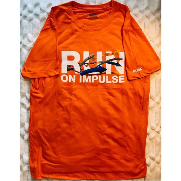 NEW ASICS T-Shirt Short Sleeve Graphic Run On Impulse Orange - Picture 1 of 3